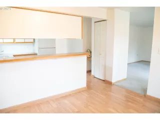 Photo #5: 21393821 Listing