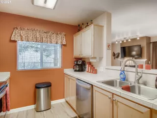 Photo #5: 21398384 Listing