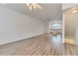 Photo #5: 21400048 Listing