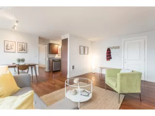 Photo #5: 21400964 Listing