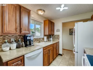 Photo #5: 21402868 Listing 