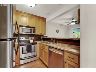 Photo #5: 21405796 Listing