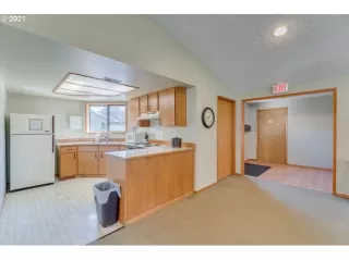 Photo #5: 21407692 Listing