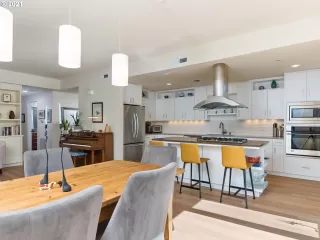 Photo #5: 21408071 Listing