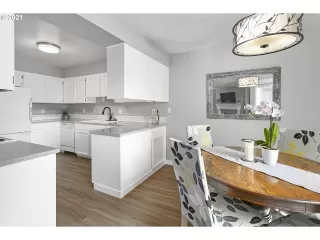 Photo #5: 21411067 Listing