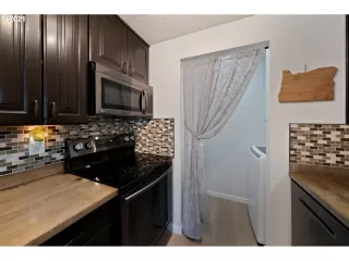 Photo #5: 21411683 Listing