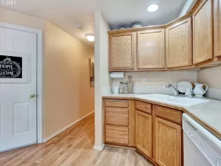 Photo #4: 21422149 Listing