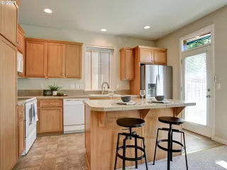 Photo #6: 21427471 Listing