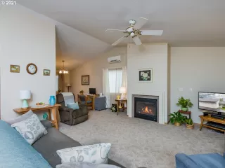 Photo #4: 21431413 Listing