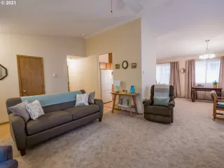 Photo #5: 21431413 Listing