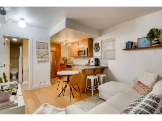 Photo #4: 21431770 Listing