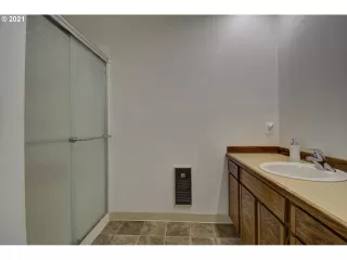 Photo #5: 21434797 Listing