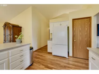 Photo #5: 21439326 Listing