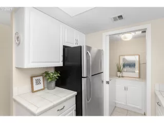 Photo #4: 21441562 Listing