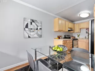 Photo #4: 21443573 Listing 