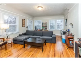 More Details about MLS # 21444723 : 711 NE RANDALL AVE 205