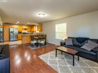 Photo #3: 21446198 Listing