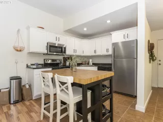 Photo #6: 21461606 Listing