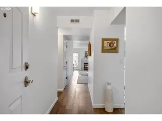 Photo #5: 21463536 Listing