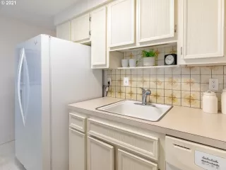 Photo #5: 21480998 Listing