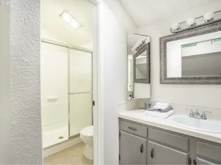 Photo #5: 21481769 Listing