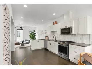 Photo #2: 21484185 Listing