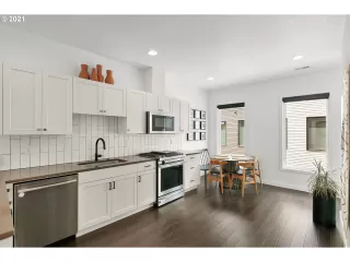 Photo #4: 21484185 Listing