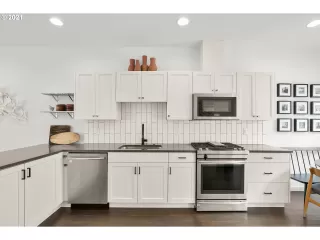 Photo #5: 21484185 Listing