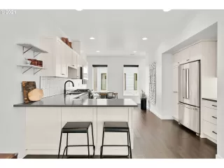 Photo #6: 21484185 Listing