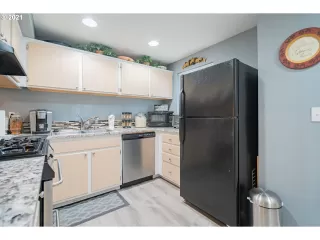 Photo #5: 21484203 Listing