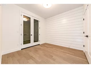 Photo #5: 21484292 Listing