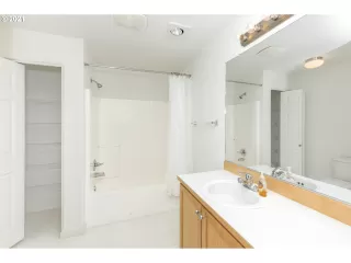 Photo #5: 21489155 Listing