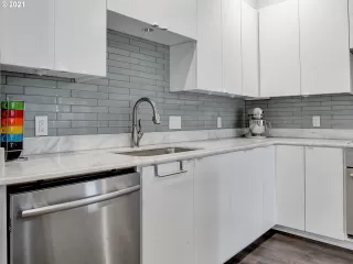 Photo #5: 21489862 Listing