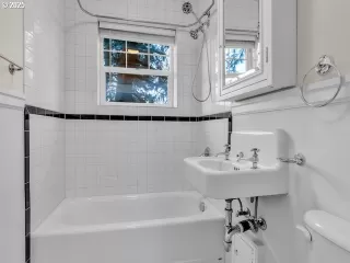 Photo #4: 214960922 Listing