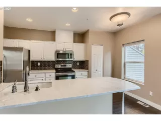 Photo #4: 21507821 Listing