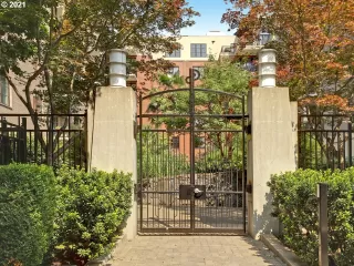 Photo #4: 21510305 Listing