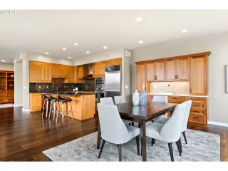 Photo #6: 21512305 Listing