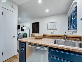 Photo #5: 21516241 Listing