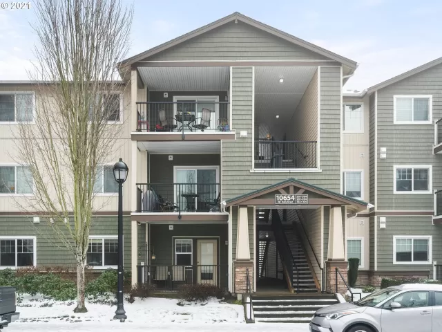 MLS: 21517216 Condo For Sale