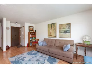 Photo #5: 21523851 Listing