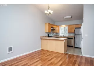 Photo #5: 21530551 Listing