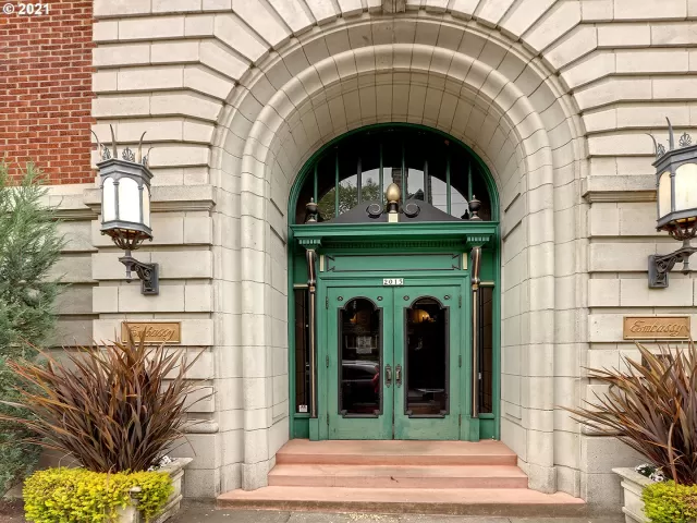 MLS: 21548716 Condo For Sale