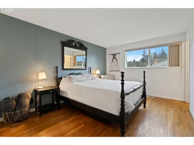 MLS: 21567198 Condo For Sale