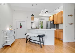 Photo #4: 215723779 Listing