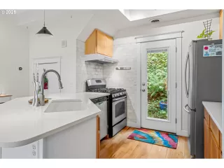 Photo #6: 215723779 Listing