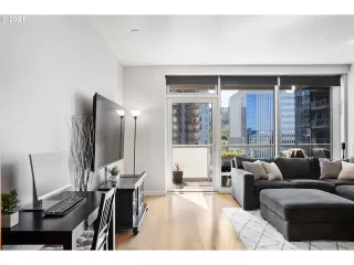 Photo #5: 21576604 Listing