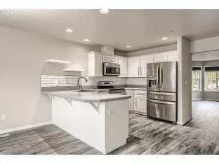 Photo #5: 21577212 Listing