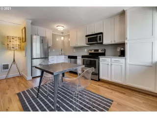 Photo #5: 21577605 Listing
