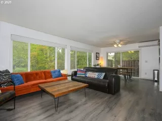 Photo #4: 21582646 Listing