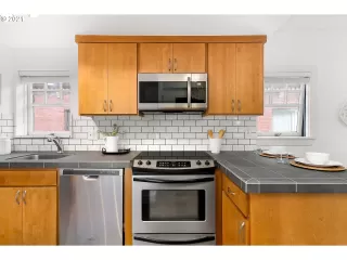 Photo #5: 21582790 Listing